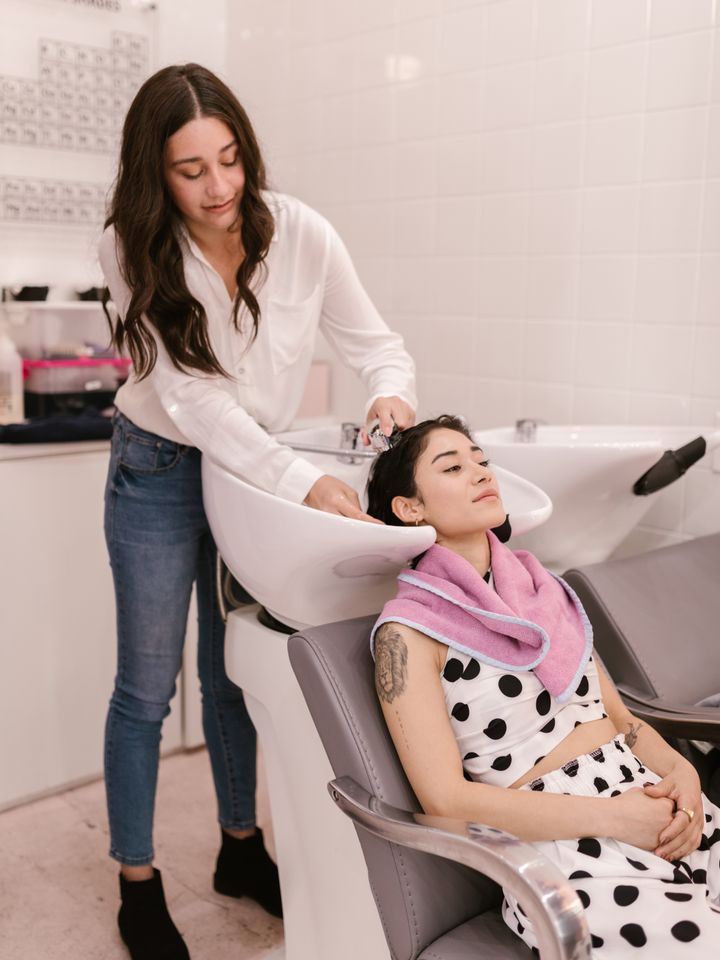 Gội đầu cho khách tại salon