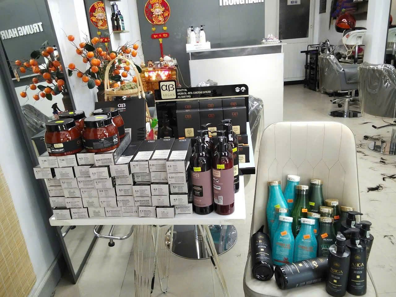 Quầy sản phẩm chăm sóc tóc tại Trung Hair Salon